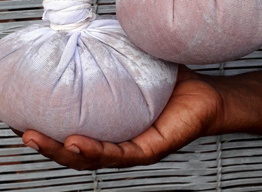 Practitioner performing traditional Ayurvedic massage in Chettinad - Praticien effectuant un massage ayurvédique traditionnel à Chettinad
