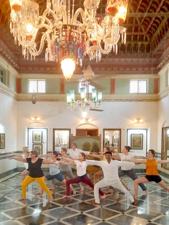 Yoga at Saratha Vilas - Séance de yoga dans un cadre patrimonial au Tamil Nadu Yoga session in a heritage setting in Tamil Nadu